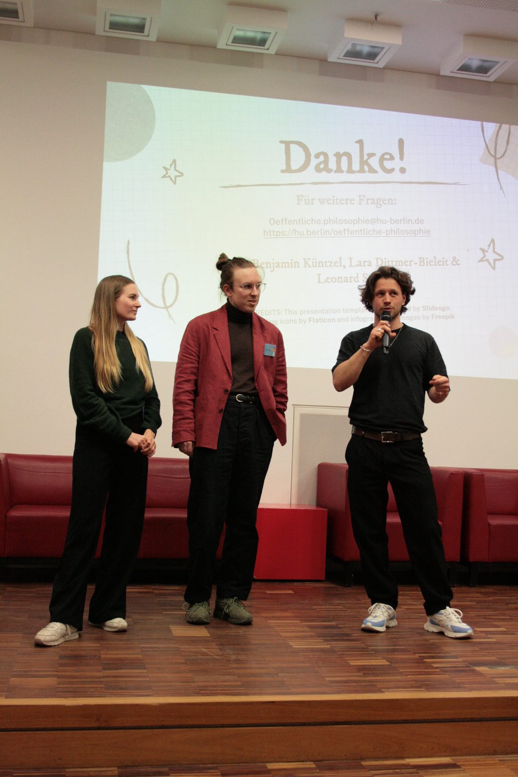 Benjamin Küntzel moderiert auf der Bühne bei „Philosophie für alle!“