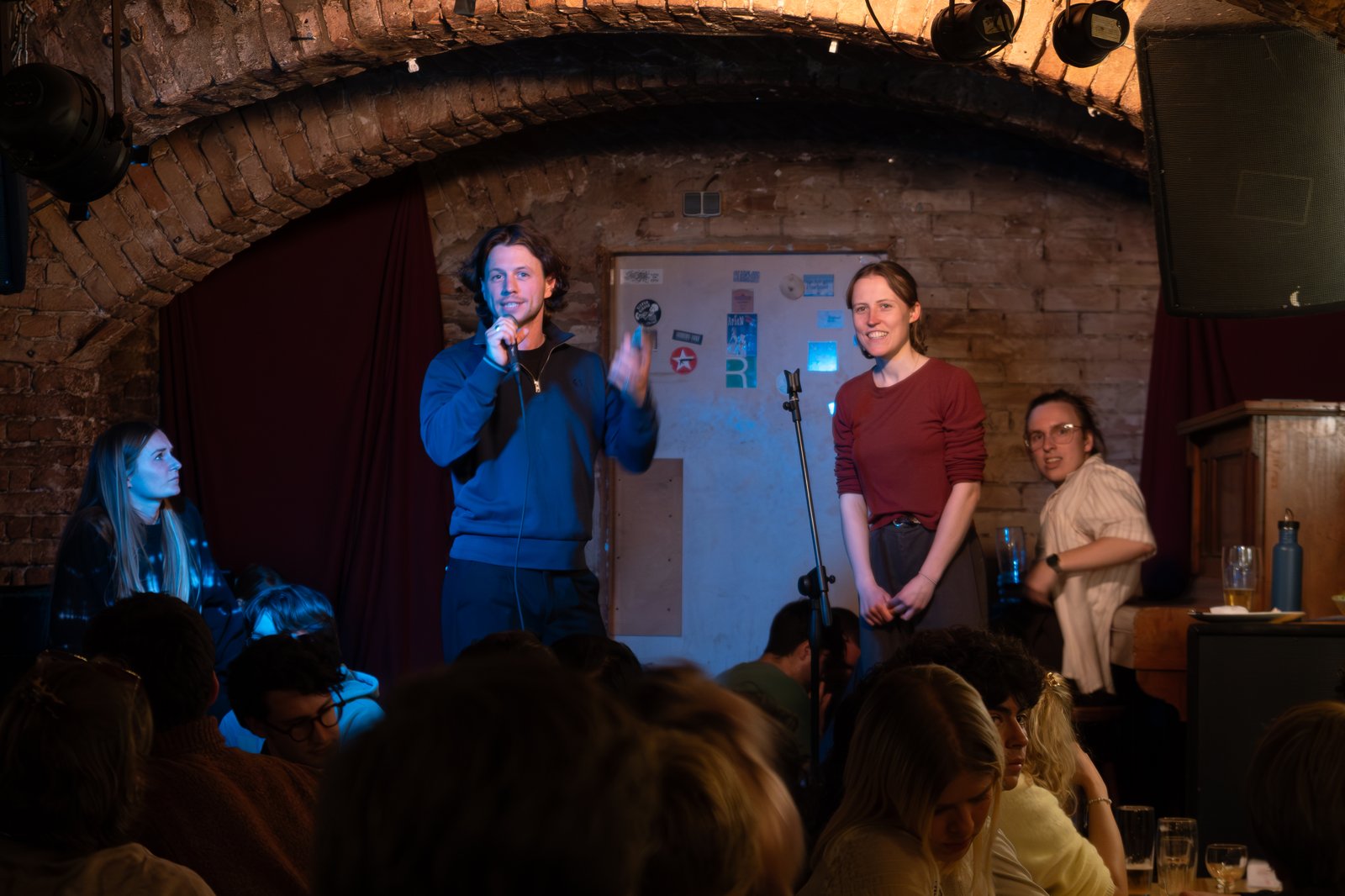 Benjamin Küntzel moderiert ein Pub-Quiz vor Publikum