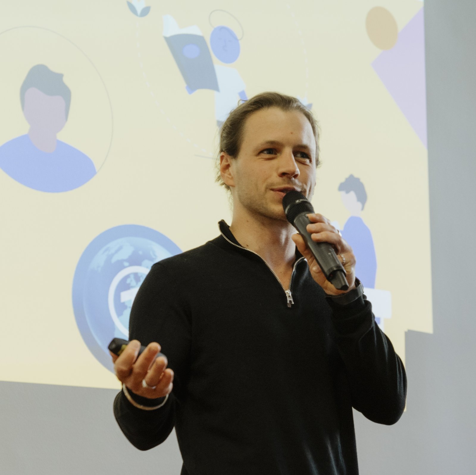 Benjamin Küntzel hält einen Vortrag