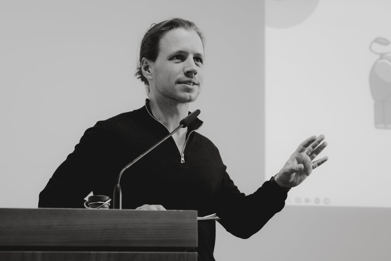 Benjamin Küntzel hält eine Keynote am Rednerpult