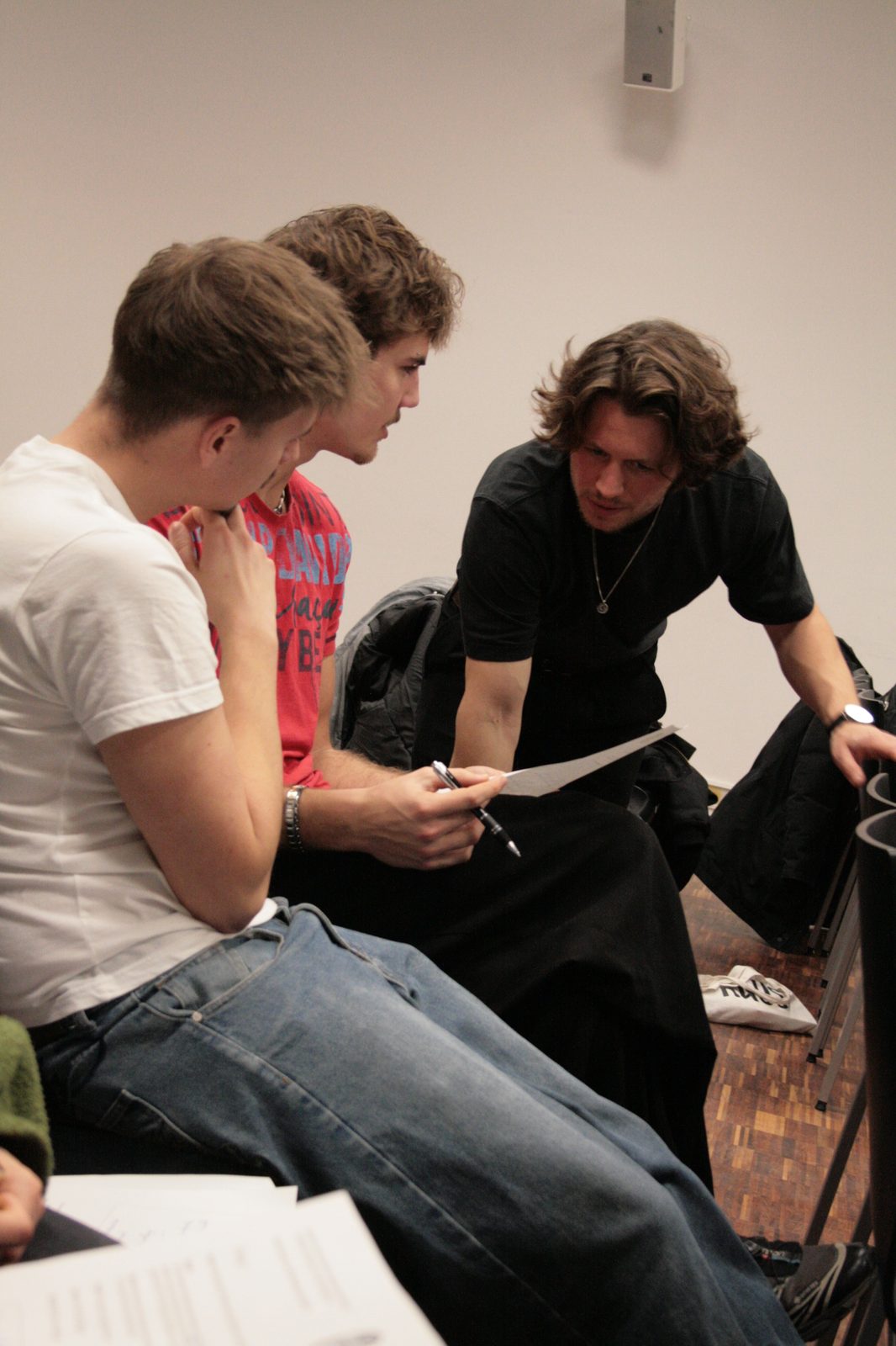 Benjamin Küntzel im Gespräch mit Workshop-Teilnehmenden